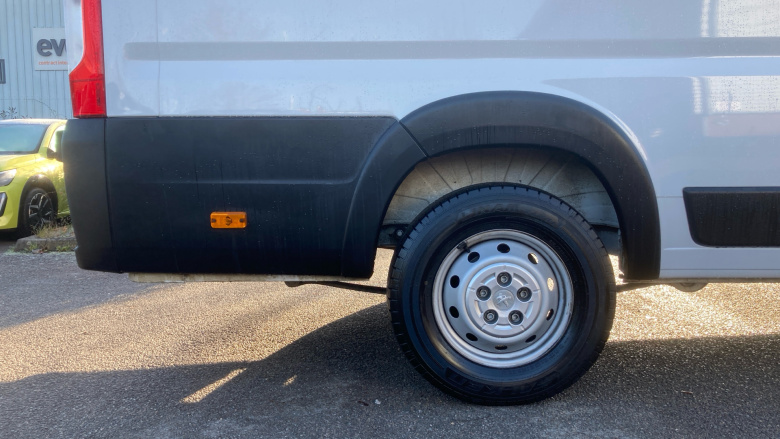 Peugeot Boxer 435 L4 Diesel 2.2 BlueHDi H3 Professional Premium+ Van 140ps